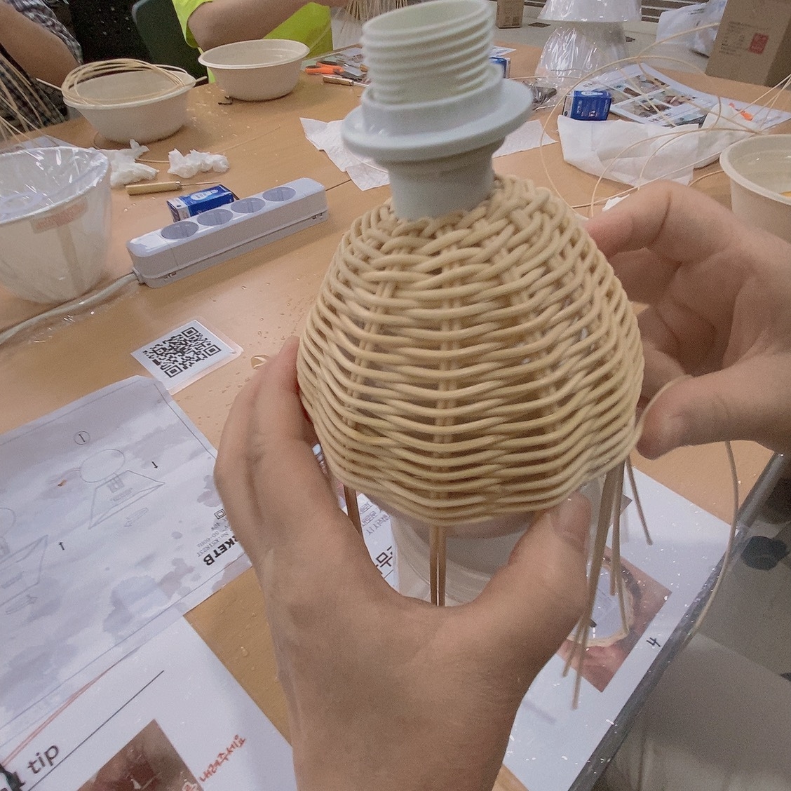 손끝에서 피어나는 감성 라탄 무드등 진행 사진 3