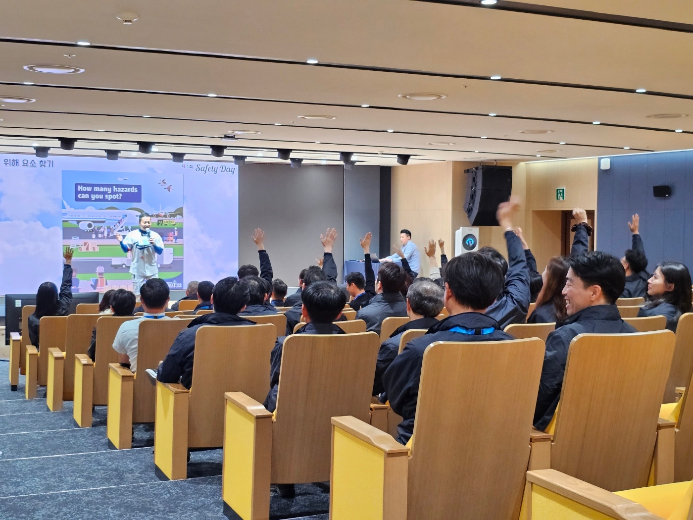 우리 회사 퀴즈의 달인 진행 사진 1