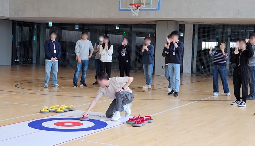 협동 실내 컬링 진행 사진 1