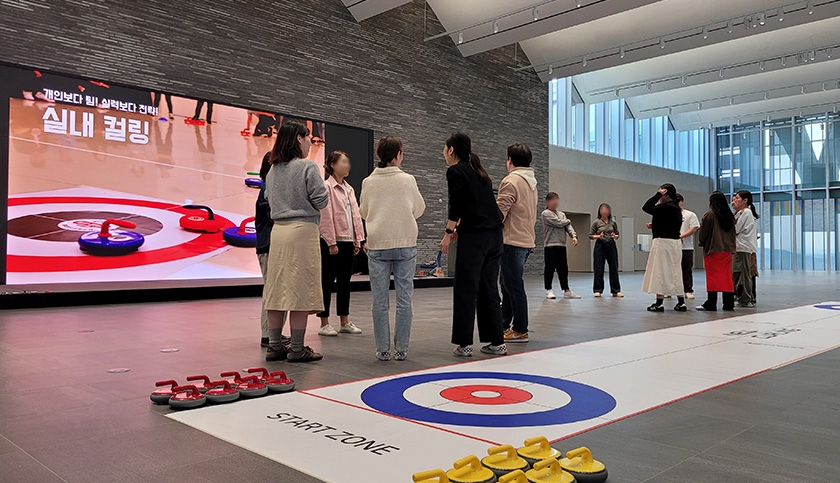 협동 실내 컬링 진행 사진 2