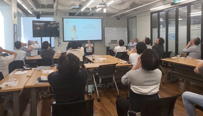 컬러 아로마 롤온과 통증완화 마사지 진행 사진 2