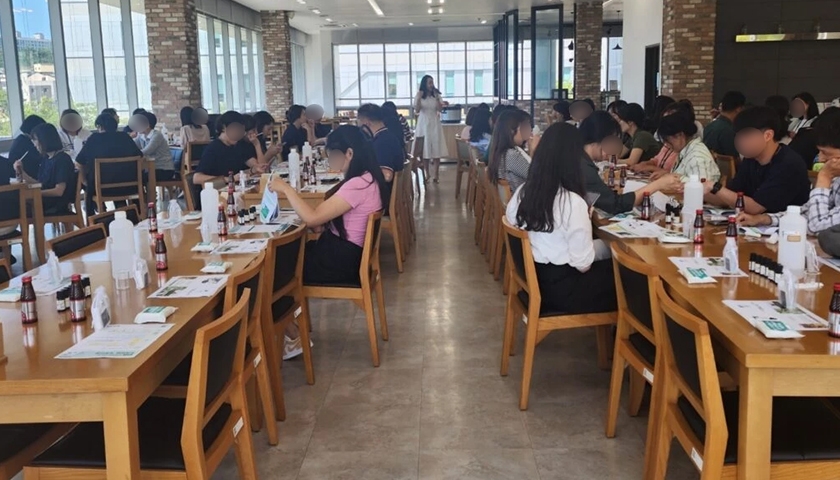 컬러 아로마 롤온과 통증완화 마사지 진행 사진 4