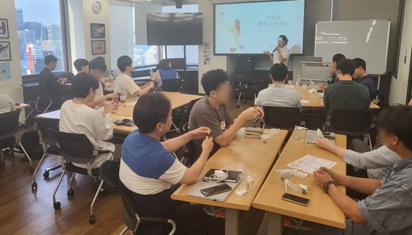 컬러 아로마 롤온과 통증완화 마사지 진행 사진 5