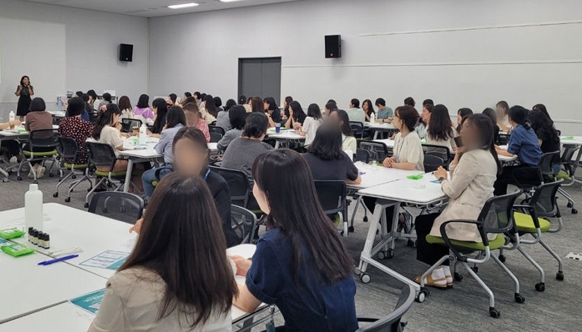 아로마 핸드테라피 진행 사진 1