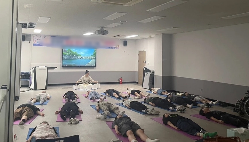 아로마 롤온과 마음챙김 싱잉볼명상 힐링테라피 진행 사진 4