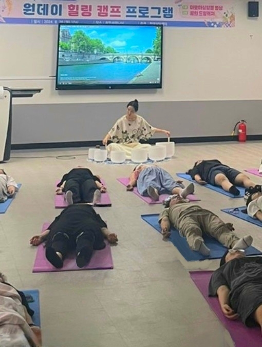 아로마 롤온과 마음챙김 싱잉볼명상 힐링테라피 진행 사진 5