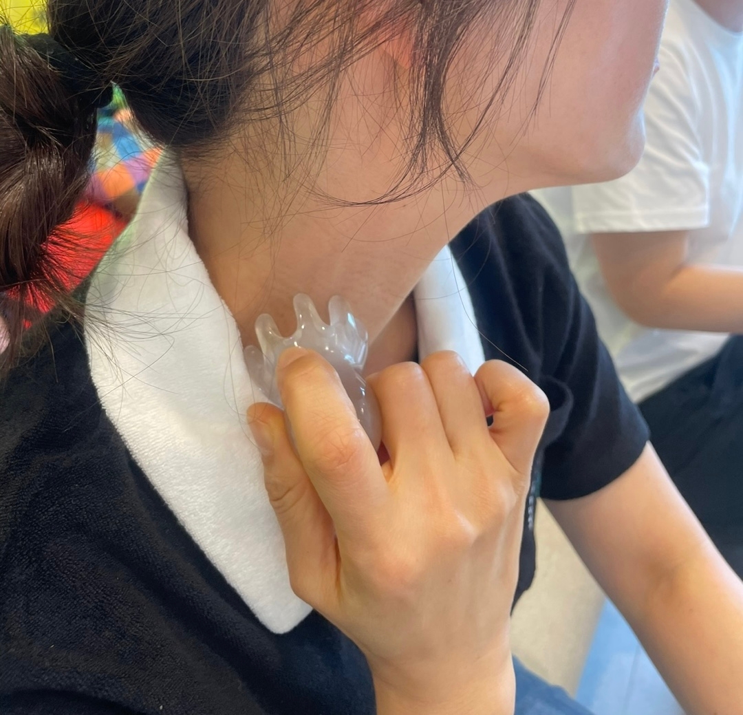 괄사를 이용한 아로마 디톡스 테라피 진행 사진 2