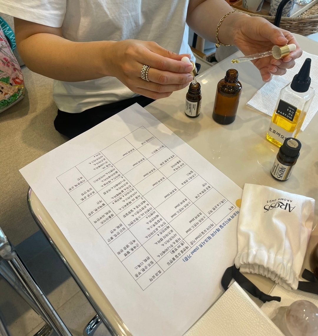 괄사를 이용한 아로마 디톡스 테라피 진행 사진 5