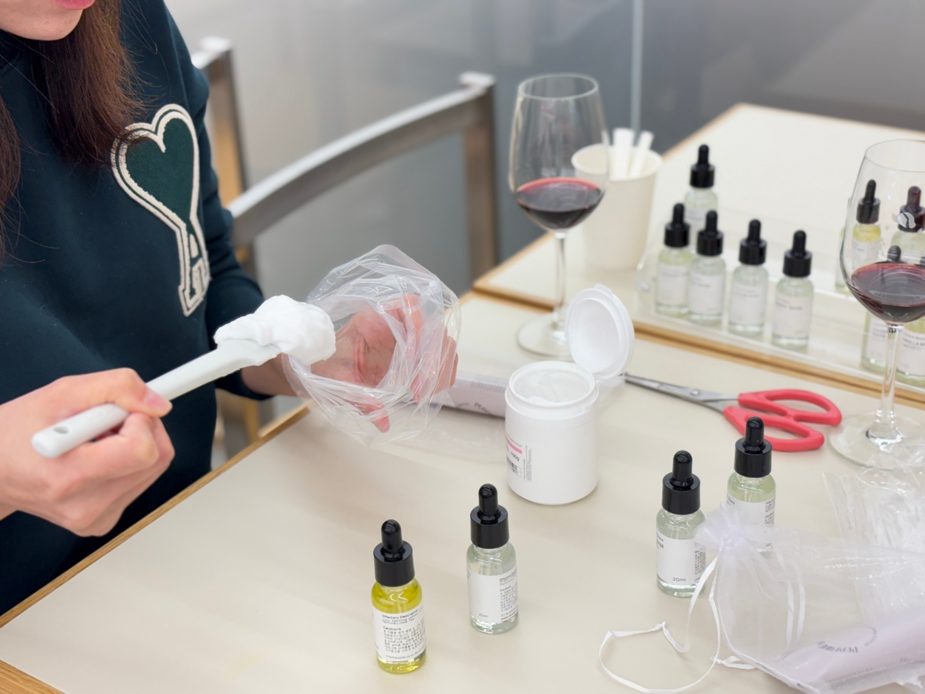 오감 리프레시, 와인 아로마 테이스팅 & 핸드크림 만들기 진행 사진 1