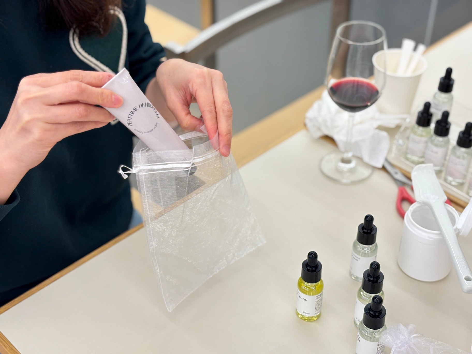 오감 리프레시, 와인 아로마 테이스팅 & 핸드크림 만들기 진행 사진 3
