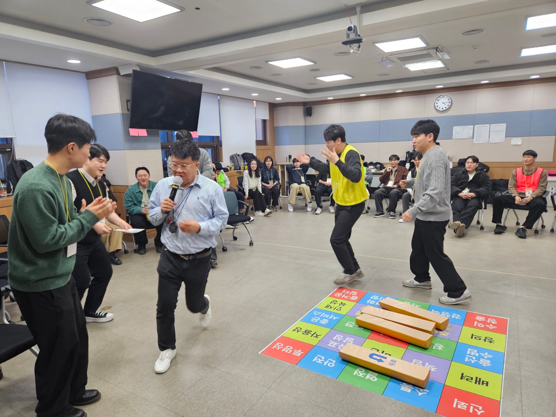 팀워크 강화 전략 윷놀이 진행 사진 1