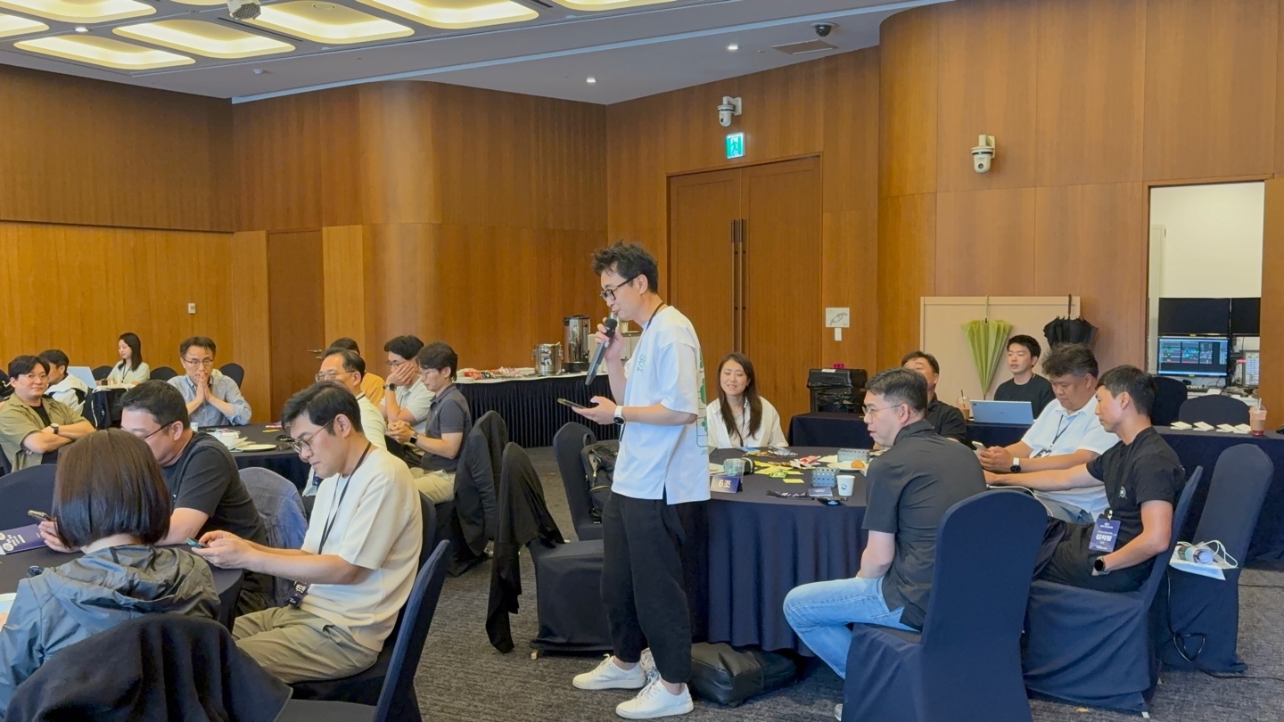 팀 성과 발표를 진행합니다.