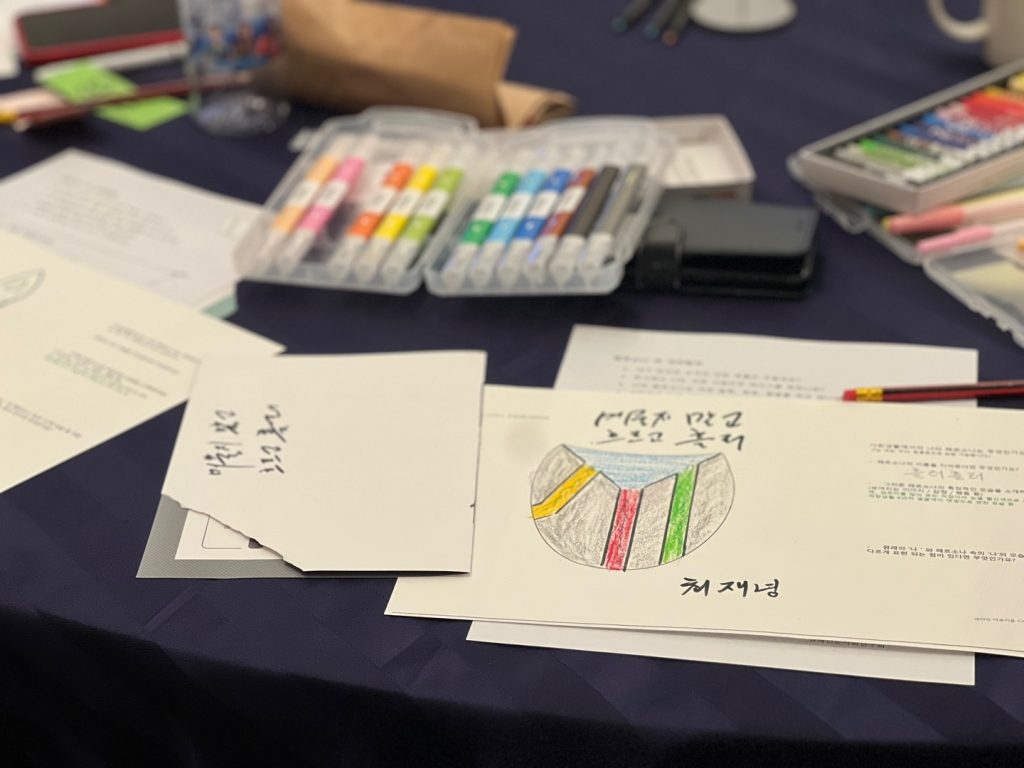 그림 컵 만들기·미술테라피 워크샵 진행 사진 1