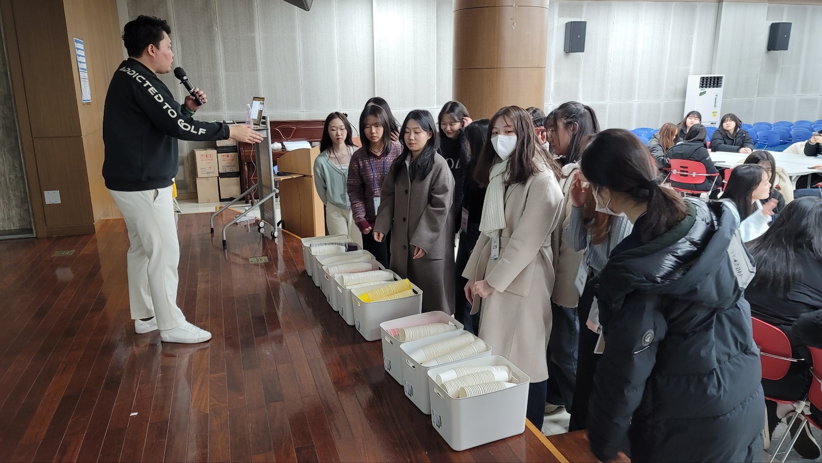 '비전 컵 디자인' 워크샵을 시작합니다.