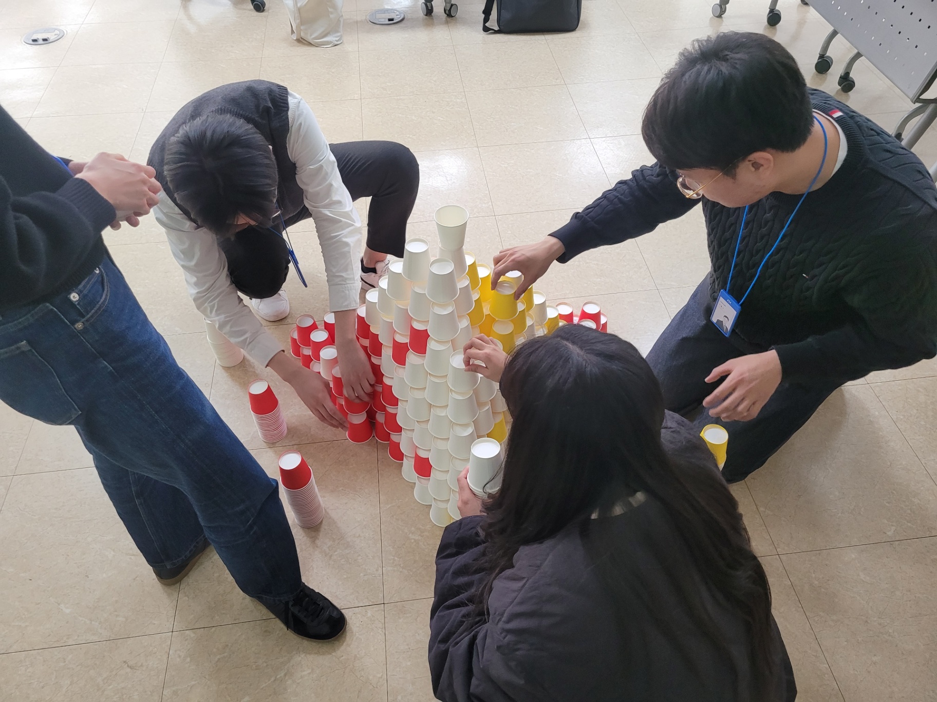 아이스브레이킹으로 팀 분위기를 부드럽게 만들어요.