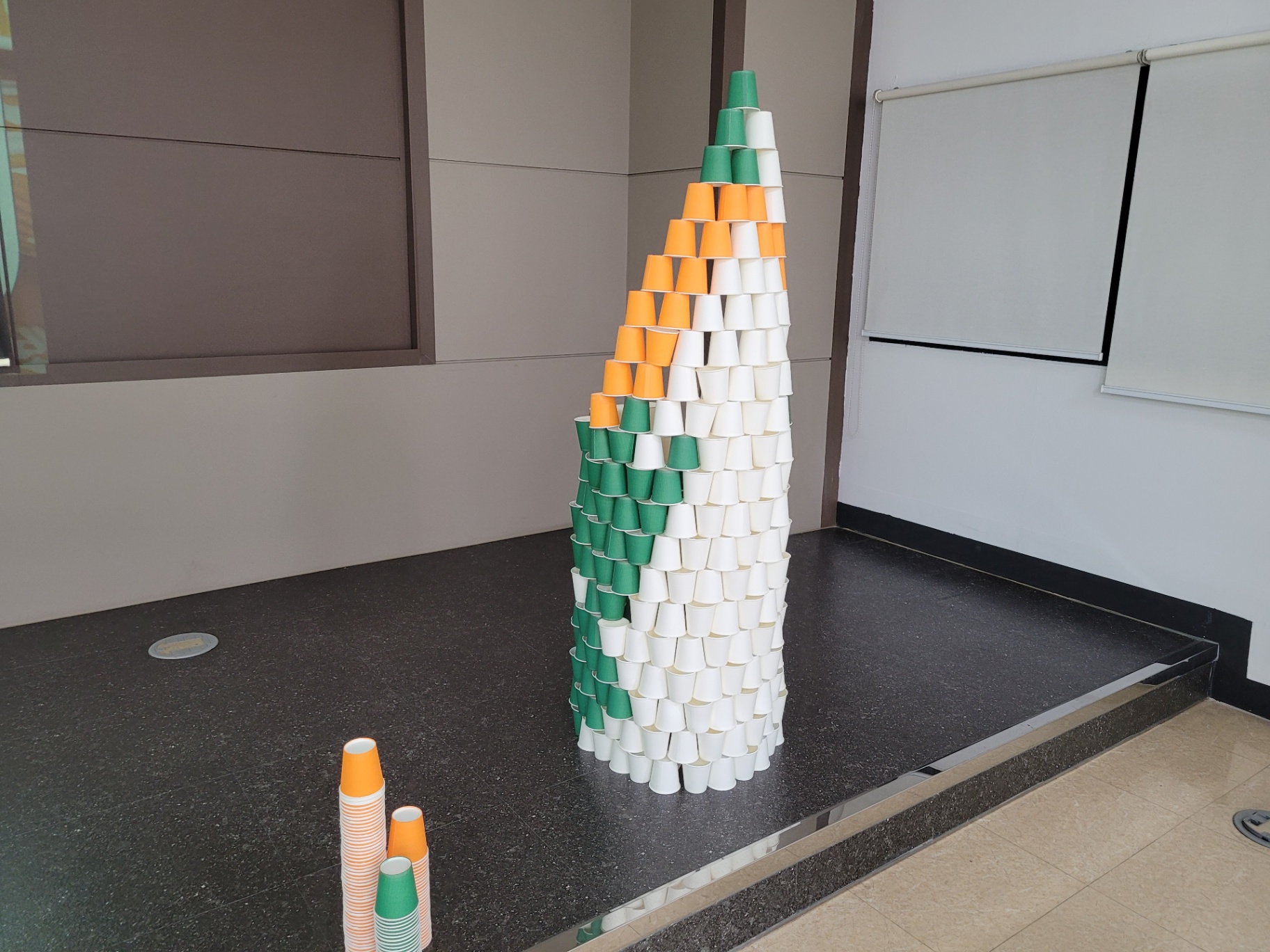 컵 쌓기 팀플레이를 진행합니다.