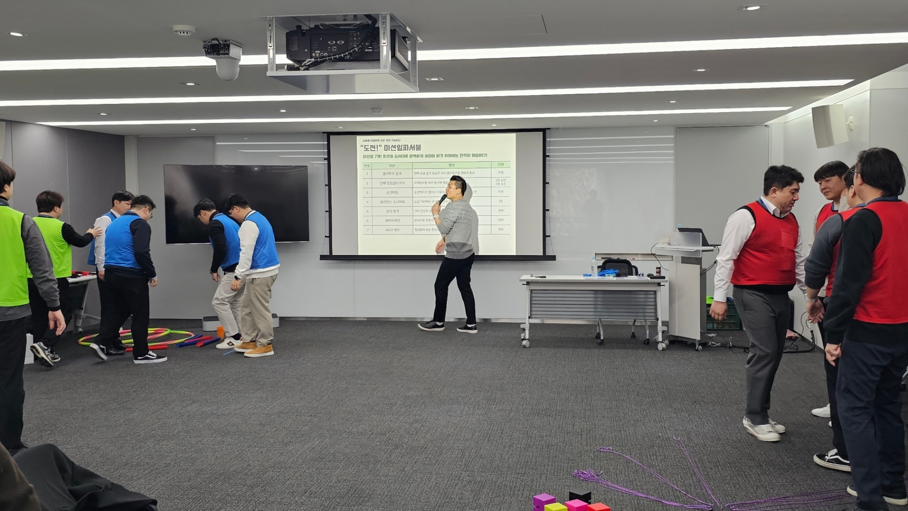 팀 배정 및 구호를 정합니다.