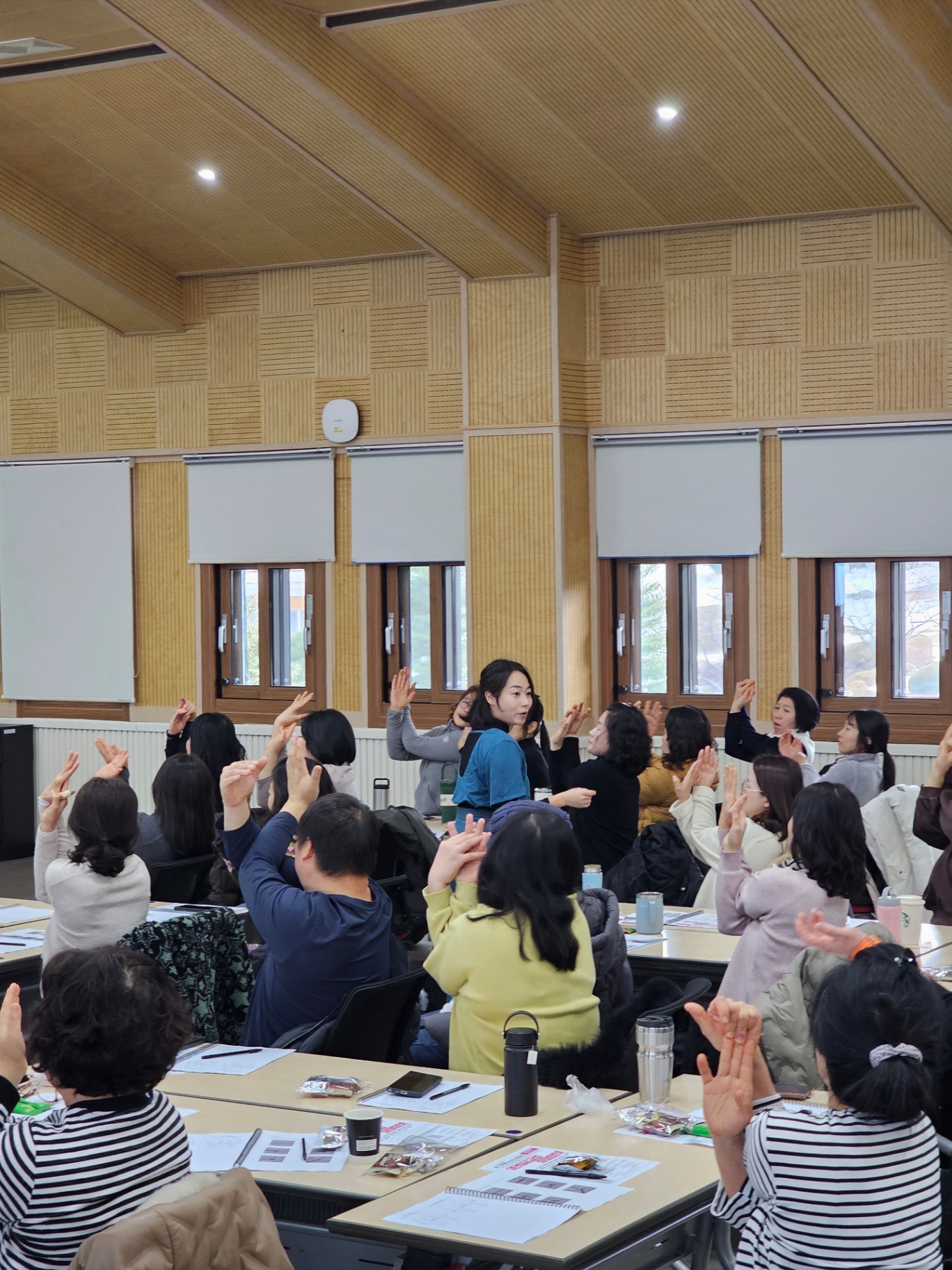힐링 요가와 싱잉볼 명상 진행 사진 7