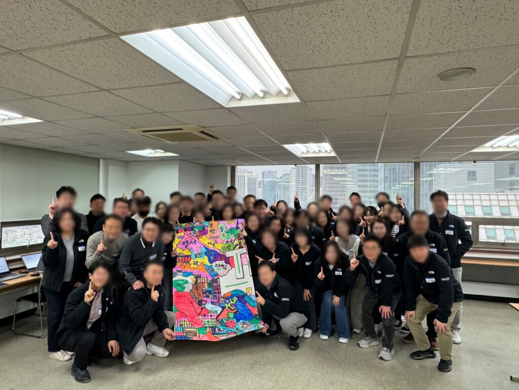 모두가 합심해서 완성한 우리회사 비전 그래피티! 작품과 함께 단체 사진을 찍으며 훈훈하게 마무리했습니다