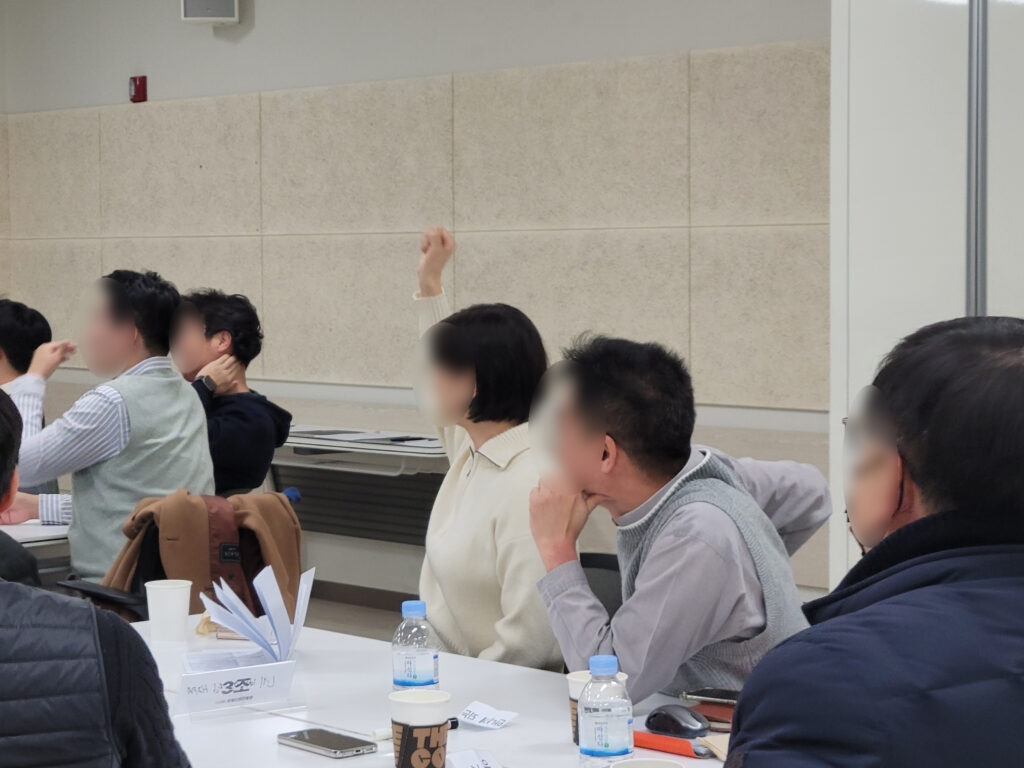 위 사진은 YBM 연수원에 모여 워크샵에 참여하는 임직원분들의 모습인데요. 앞으로 이동하여 발표를 하고 질문을 하시는 등 아주 적극적으로 교육에 임하셨어요. 위 사진은 YBM 연수원에 모여 워크샵에 참여하는 임직원분들의 모습인데요. 앞으로 이동하여 발표를 하고 질문을 하시는 등 아주 적극적으로 교육에 임하셨어요.