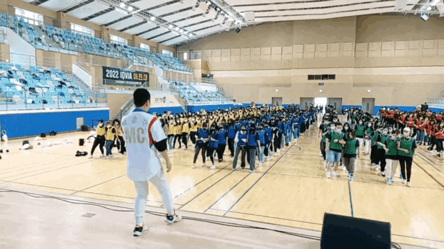 본격적인 체육대회에 앞서 부상의 위험을 사전에 없애기 위한 준비운동, 몸풀기 댄스를 시작합니다. 본격적인 체육대회에 앞서 부상의 위험을 사전에 없애기 위한 준비운동, 몸풀기 댄스를 시작합니다.