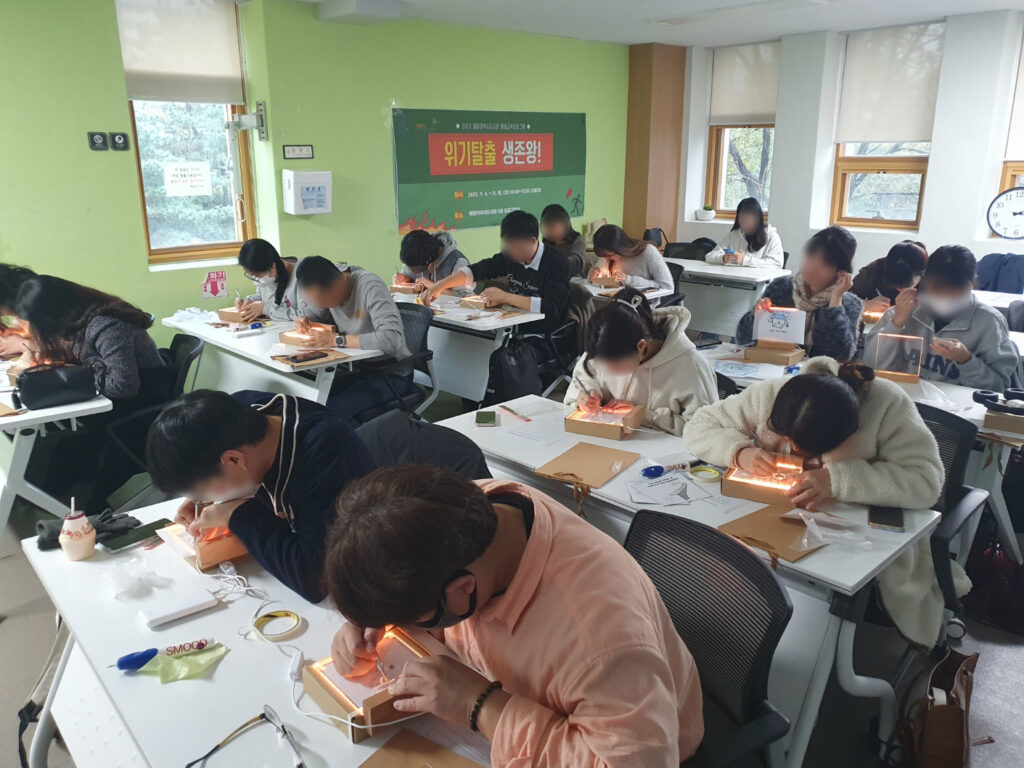 만족도 조사에서 5점 만점에 모두 5점이 나왔다는 ‘아크릴 무드등’ 프로그램! 무드등은 선물하기에도 좋아서 많은 분들이 선물 목적으로 정성스럽게 작업했다고 해요. 만족도 조사에서 5점 만점에 모두 5점이 나왔다는 ‘아크릴 무드등’ 프로그램! 무드등은 선물하기에도 좋아서 많은 분들이 선물 목적으로 정성스럽게 작업했다고 해요.