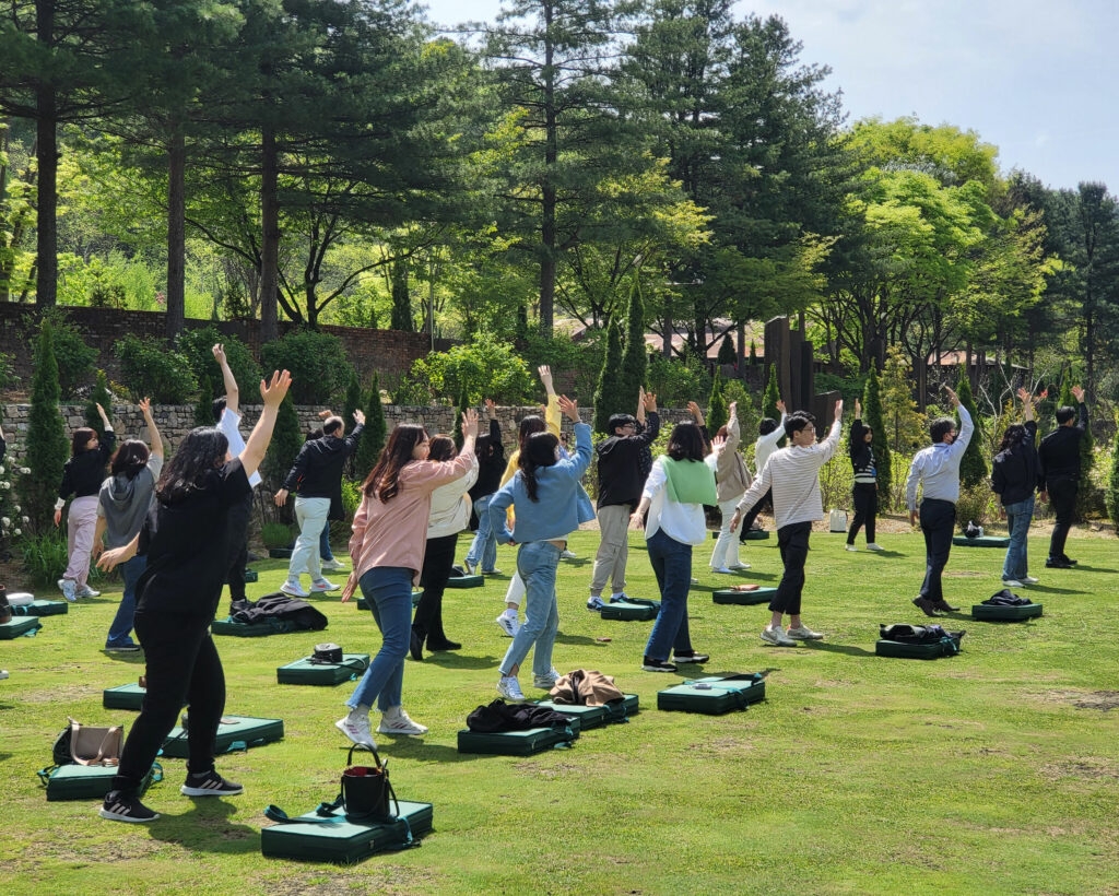 힐링 마스터의 구호에 맞춰 하나둘 하나둘 열심히 체조를 따라 했어요. 찌뿌둥한 몸을 쭉쭉! 자연에 속에서 힘차게 풀어봅니다 힐링 마스터의 구호에 맞춰 하나둘 하나둘 열심히 체조를 따라 했어요. 찌뿌둥한 몸을 쭉쭉! 자연에 속에서 힘차게 풀어봅니다