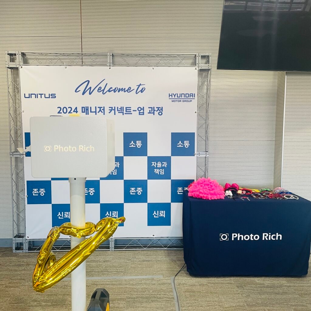 대망의 교육 첫날! 이너트립 운영 인력은 포토부스를 설치한 뒤, 출석 명부를 체크하고 교육생들에게 명찰을 배부했습니다.
