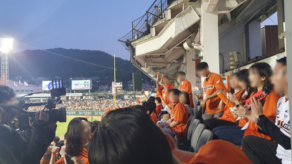 팀빌딩 활동 덕에 제대로 어색함을 풀어낸 한화생명 신입사원분들! 재잘재잘 담소를 나누며 버스를 타고 대전 이글스파크로 이동했습니다.