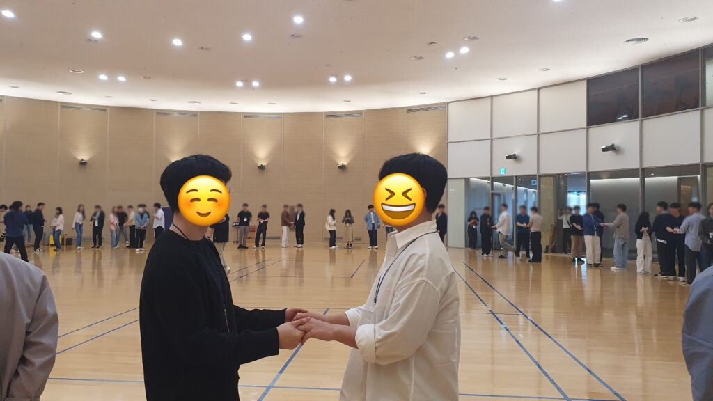 ‘오징어 게임‘을 즐기고 있는 한화생명 직원분들의 모습입니다! 달고나게임, 구슬치기 등을 하며 다들 웃음이 멈추지 않는 화기애애한 시간이었는데요.