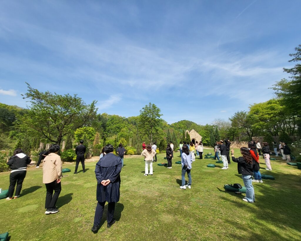 치유의 숲으로 힐링을 즐기러 떠나는 효성ITX 승진자분들의 모습입니다! 4월에 진행되어 너무 춥지도, 덥지도 않고 하늘이 맑아서 정말 야외활동하기 딱 좋았어요 치유의 숲으로 힐링을 즐기러 떠나는 효성ITX 승진자분들의 모습입니다! 4월에 진행되어 너무 춥지도, 덥지도 않고 하늘이 맑아서 정말 야외활동하기 딱 좋았어요