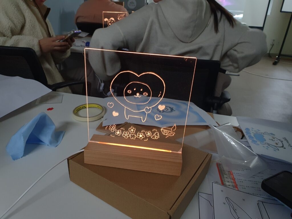 좋아하는 캐릭터가 있는 경우 직접 프린트를 해서 만들기도 했다는데요! 직원분들의 개성이 담긴 정말 멋진 작품이 완성되었어요. 좋아하는 캐릭터가 있는 경우 직접 프린트를 해서 만들기도 했다는데요! 직원분들의 개성이 담긴 정말 멋진 작품이 완성되었어요.