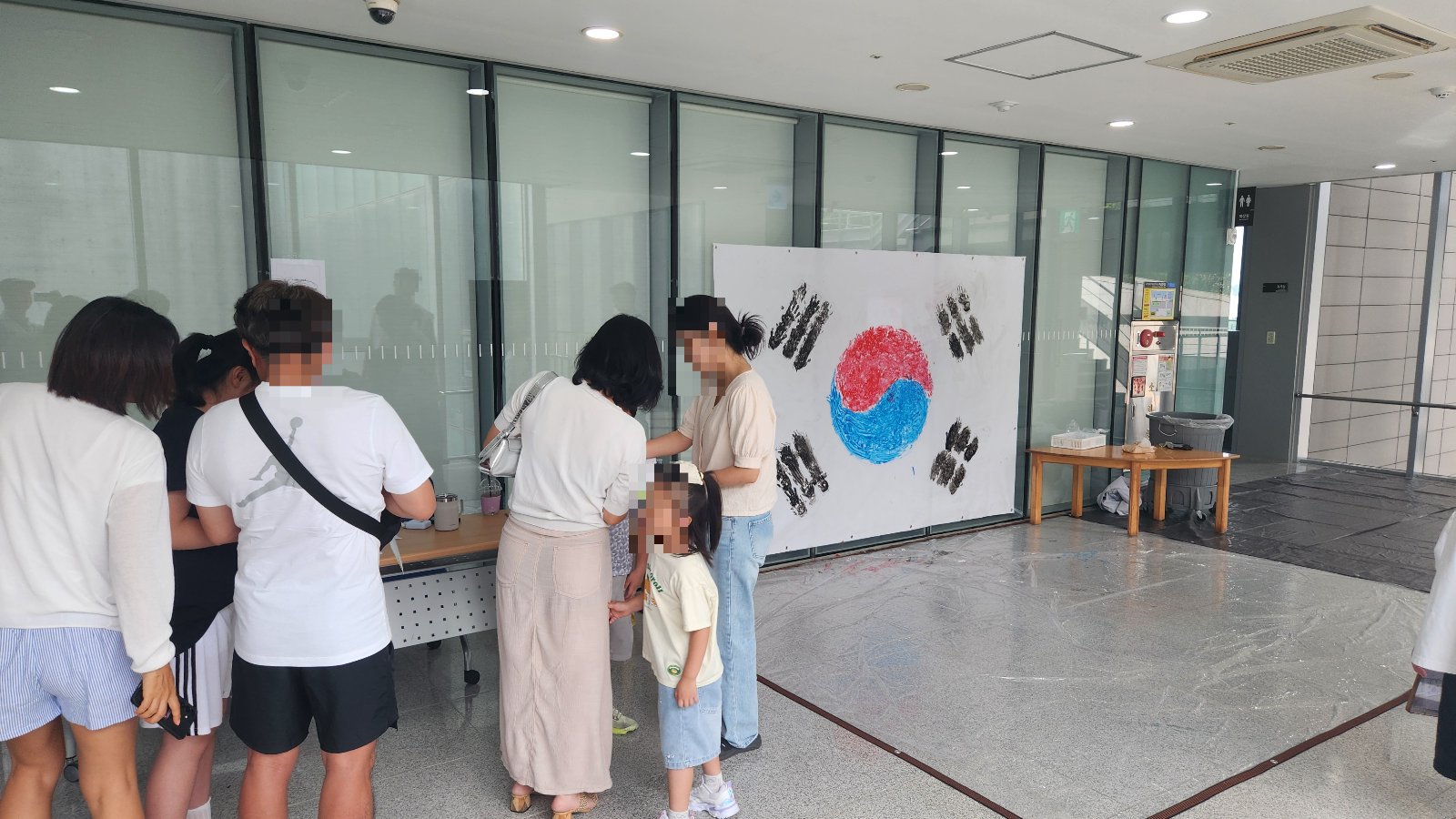 가족 단위 방문객의 손도장 참여 가족 단위 방문객의 손도장 참여
