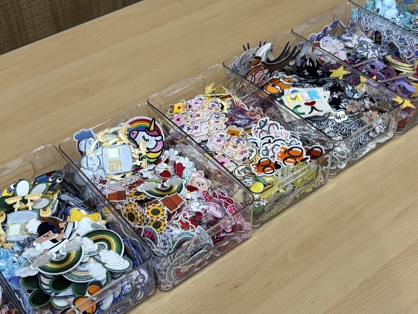 LED 키캡·와펜 파우치 꾸미기존에 준비된 와펜들 — 각자 취향대로 고르는 재미