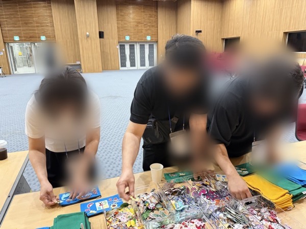 가족에게 선물할 파우치를 완성하는 시간