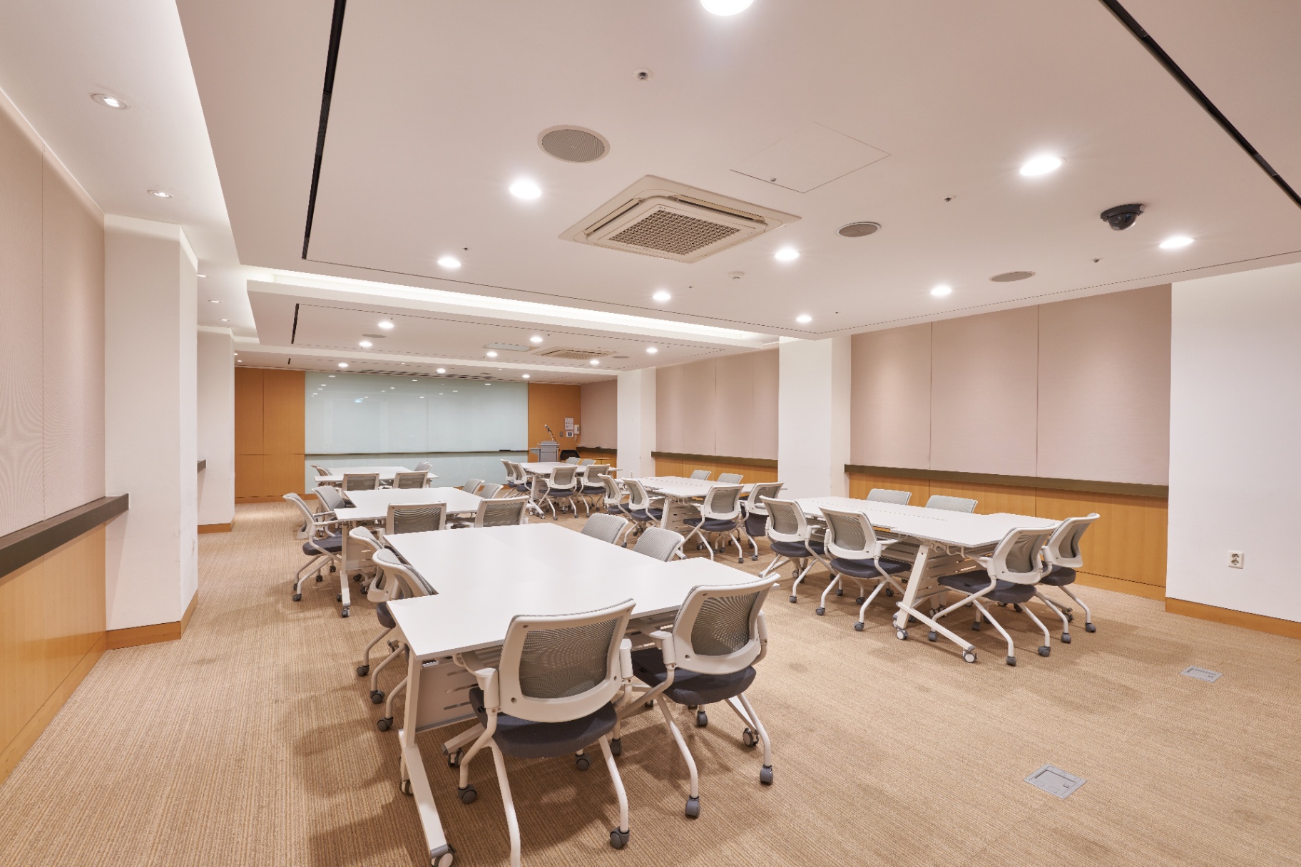 컨퍼런스 L (Conference L) 2